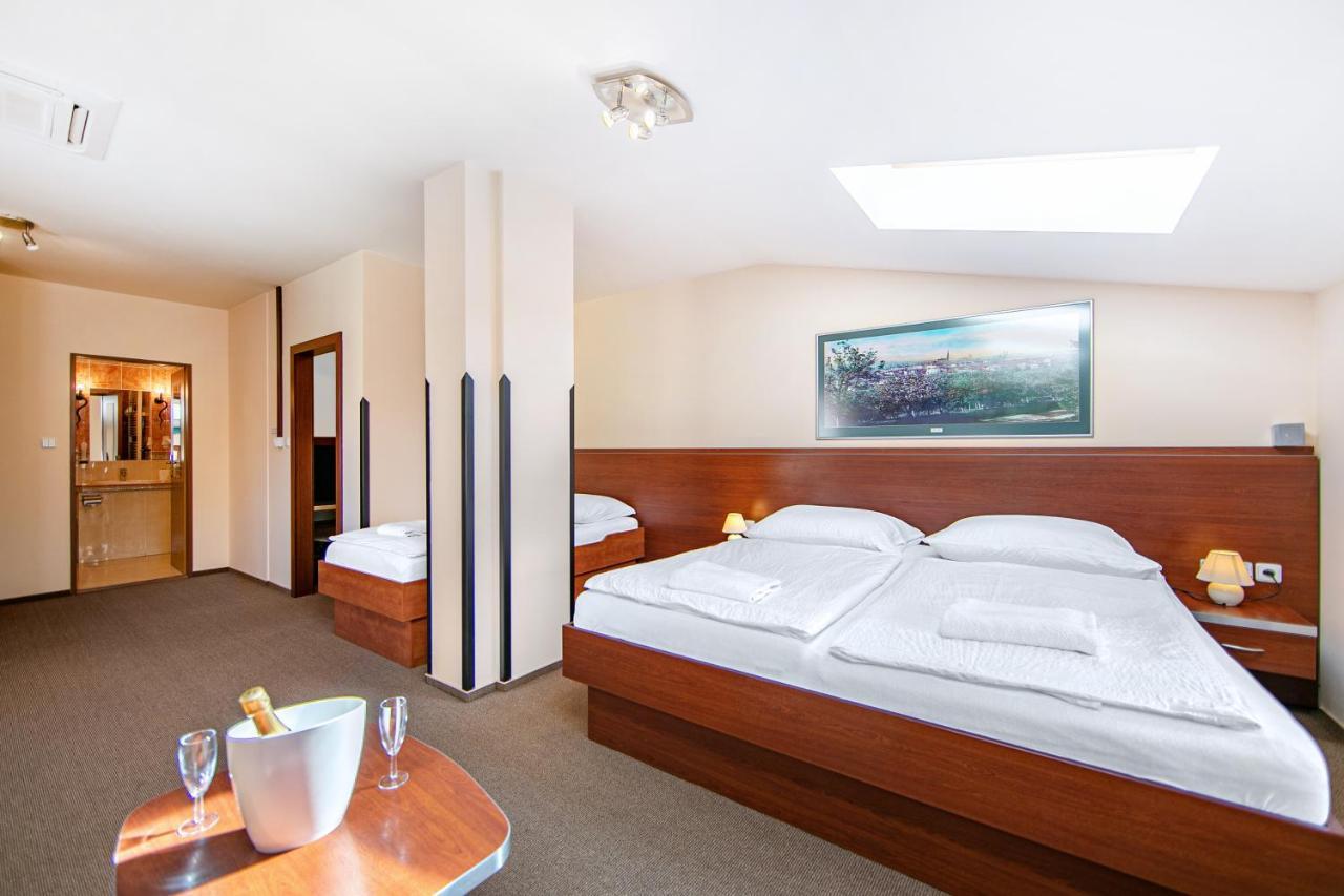 Hotel Palace Plzen Exterior photo